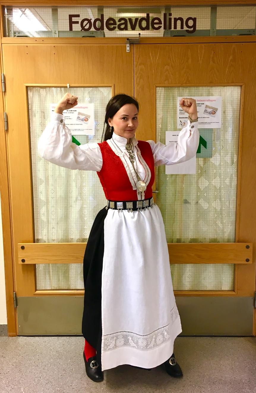 Anja Cecilie Solvik avbildet foran f&oslash;deavdelingen i Kristiansund.