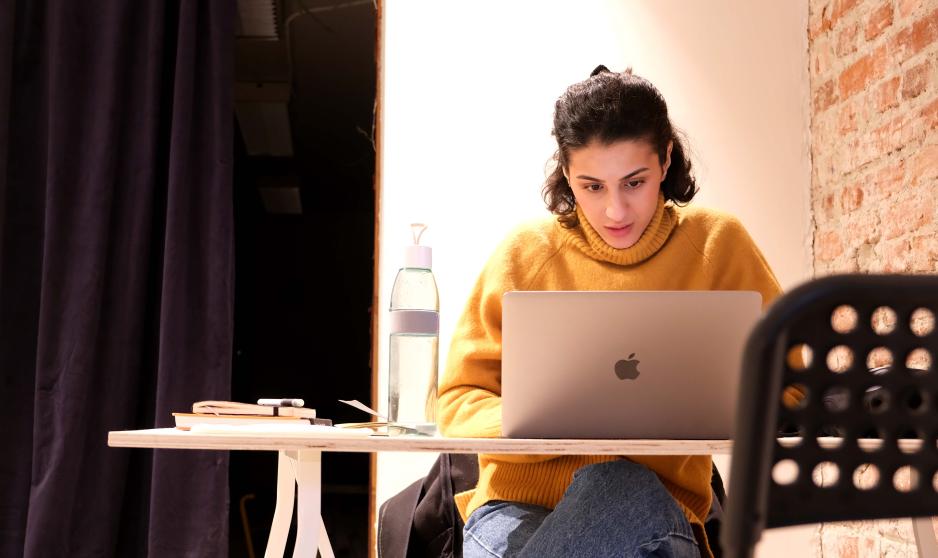 Sophia Adampour jobber p&aring; galleriet.