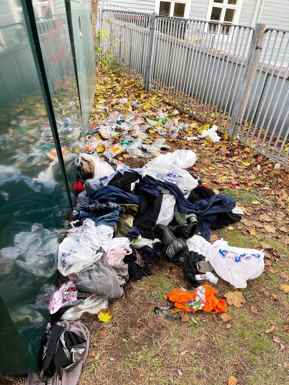 Kl&aelig;r og s&oslash;ppel ligger bak en av R&oslash;de Kors sine innsamlingsbokser 