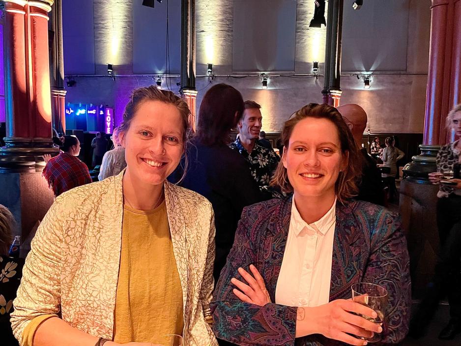 Portrettbilde av to s&oslash;stre som smiler mot kamera