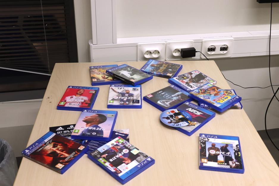 Playstation-spill ligger p&aring; et bord.