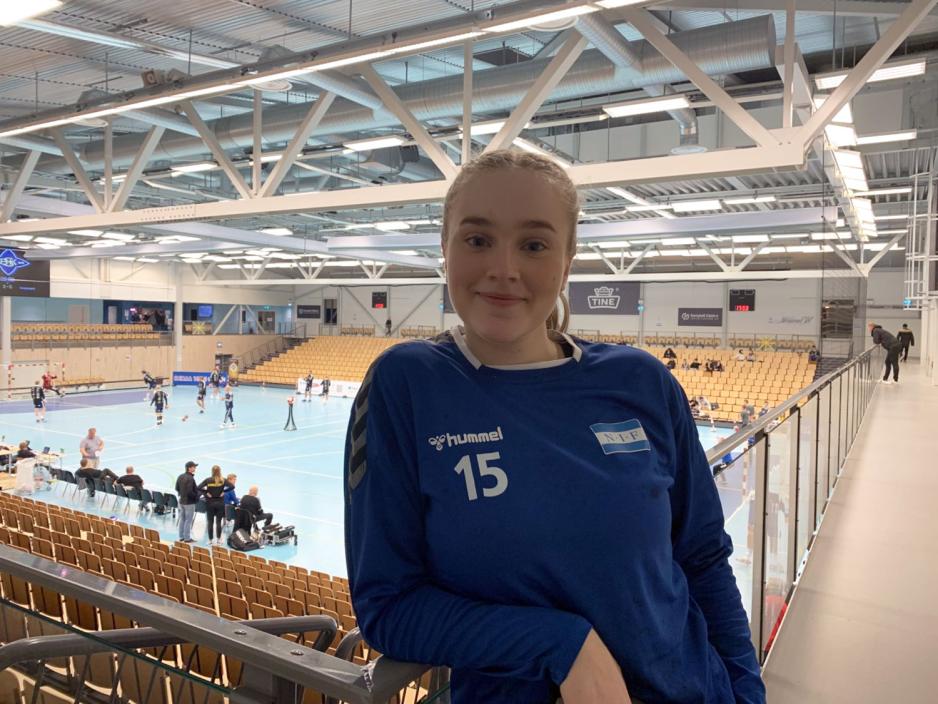 Tiril Birgitte Rosenberg st&aring;r p&aring; tribunen. 