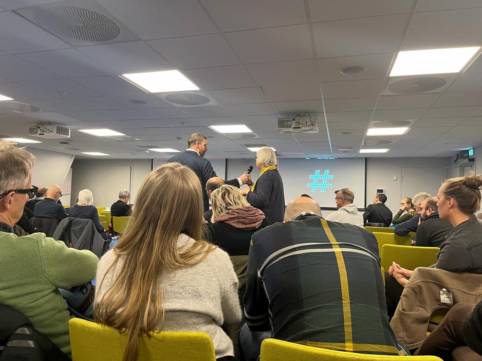 Eldre dame stiller sp&oslash;rsm&aring;l under folkem&oslash;tet om nedstengningen av Ring 1. 