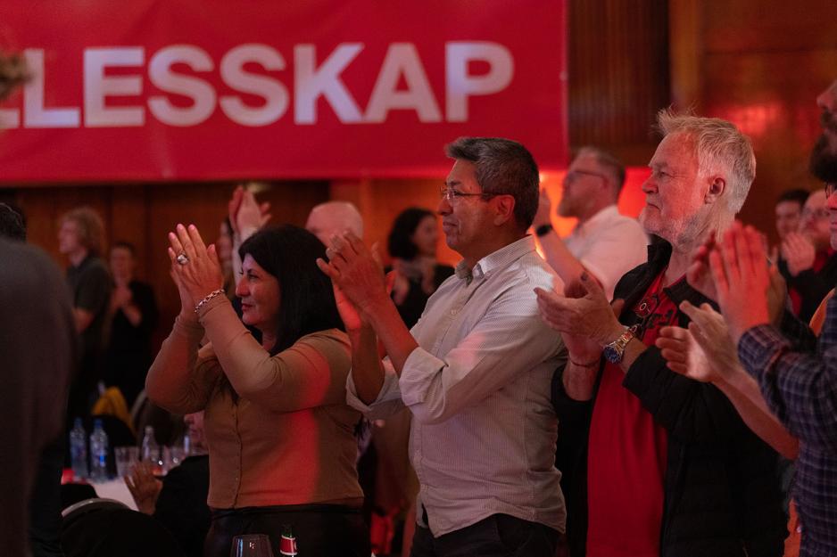 Publikum st&aring;r og klapper