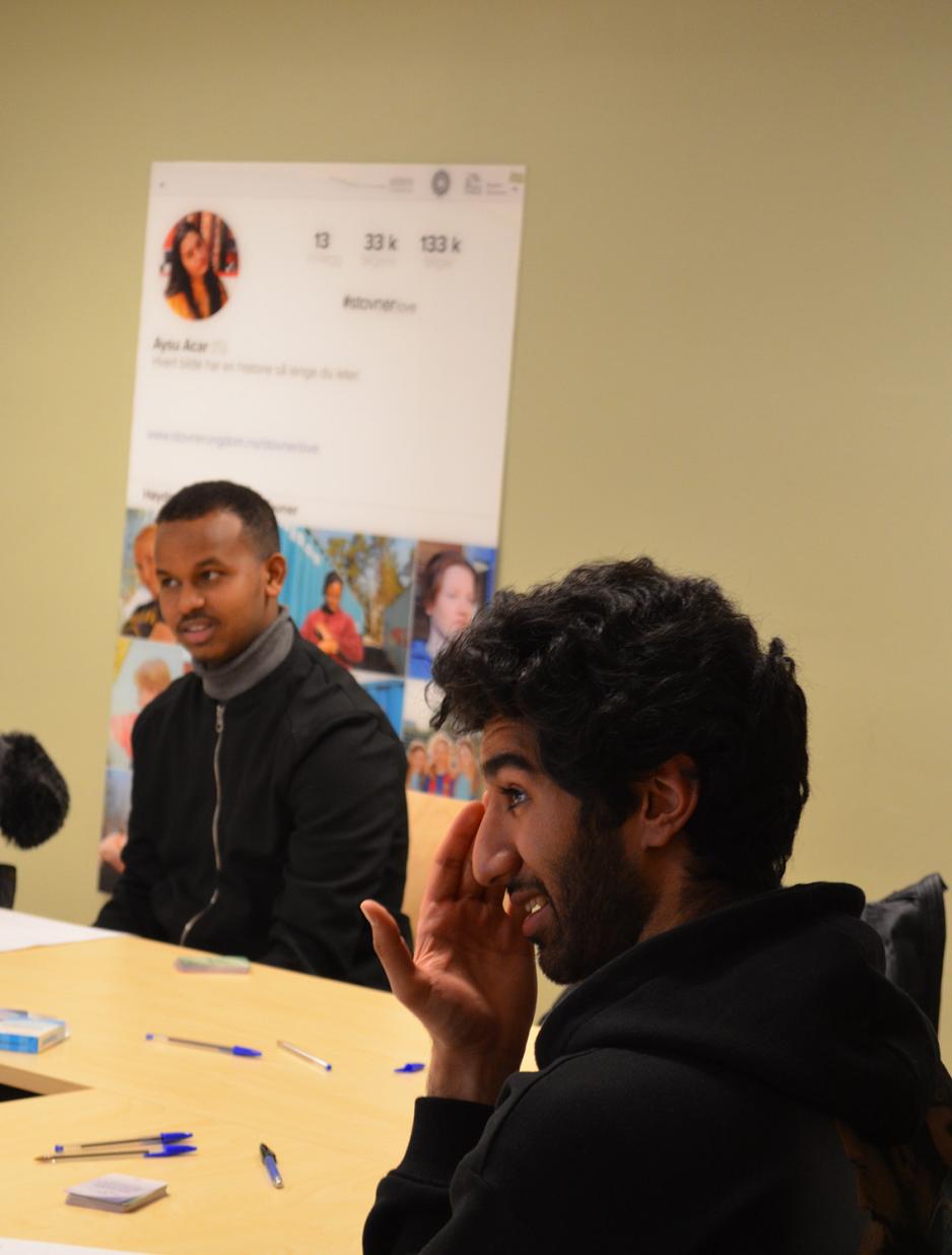 To unge gutter sitter rundt pulter og tenker.