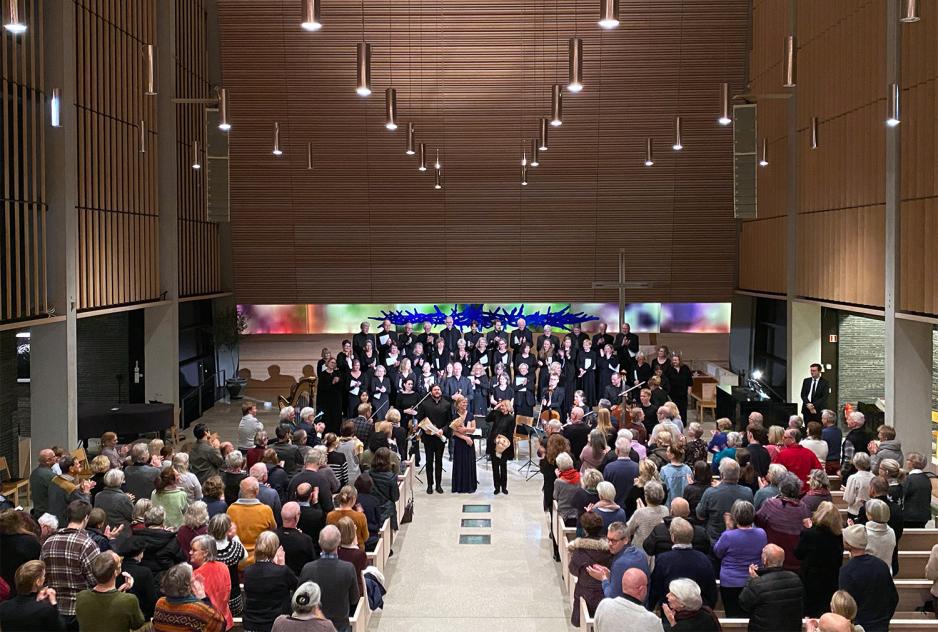 Parenti Vocalis mottar st&aring;ende applaus i B&oslash;ler kirke