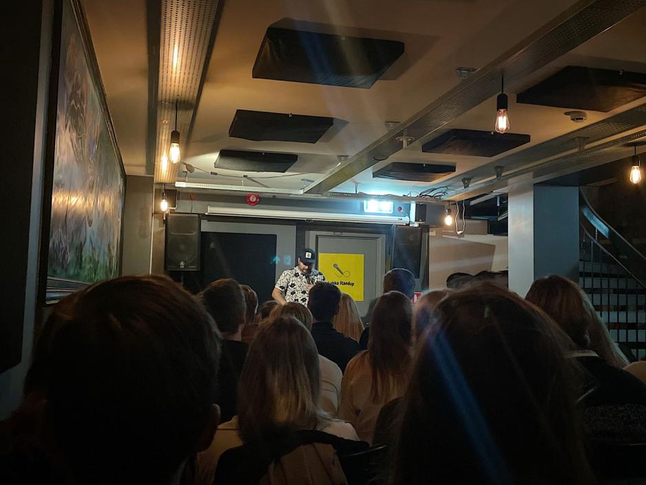 Komiker p&aring; m&oslash;rk scene