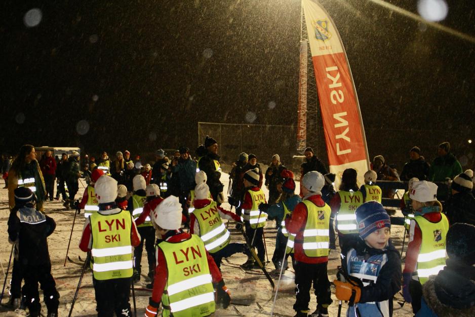Flere barn st&aring;r p&aring; rekker bak startstreken p&aring; Sognsvann Skipark, skirenn.
