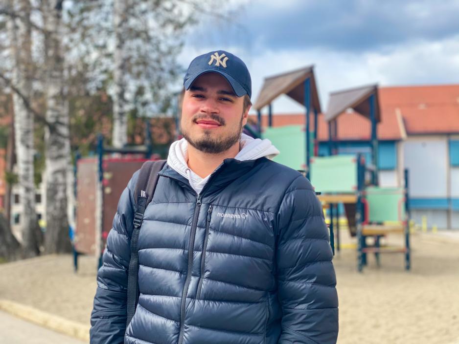 Steffen Heiestad st&aring;r utenfor Fjellhamar barneskole etter siste time p&aring; jobb