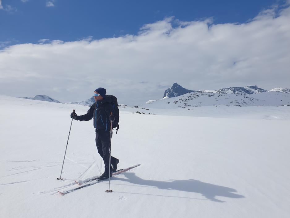 Skil&oslash;per med Falketind i bakgrunnen