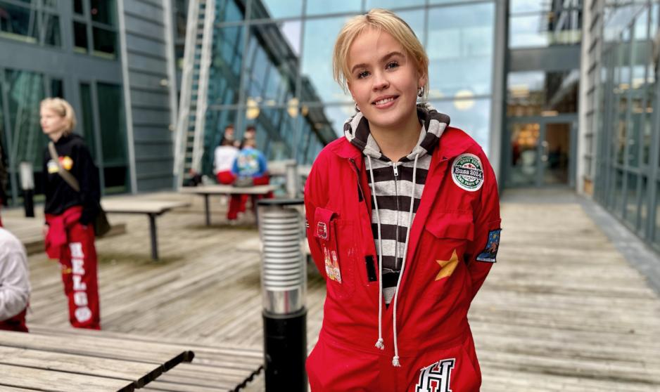 Stella Helene Haagensen utenfor Elvebakken skole. 