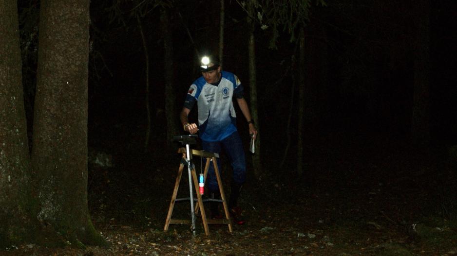 Mann l&oslash;per inn mot stemplingspost p&aring; orienteringsl&oslash;p