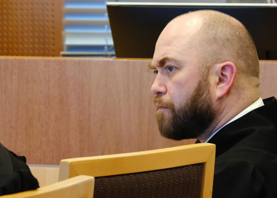 Stian Hermansen ser foran seg i rettssalen. Portrettet er n&aelig;rt og fra siden. Ansiktsuttrykket hans kan virke konsentrert eller alvorlig.