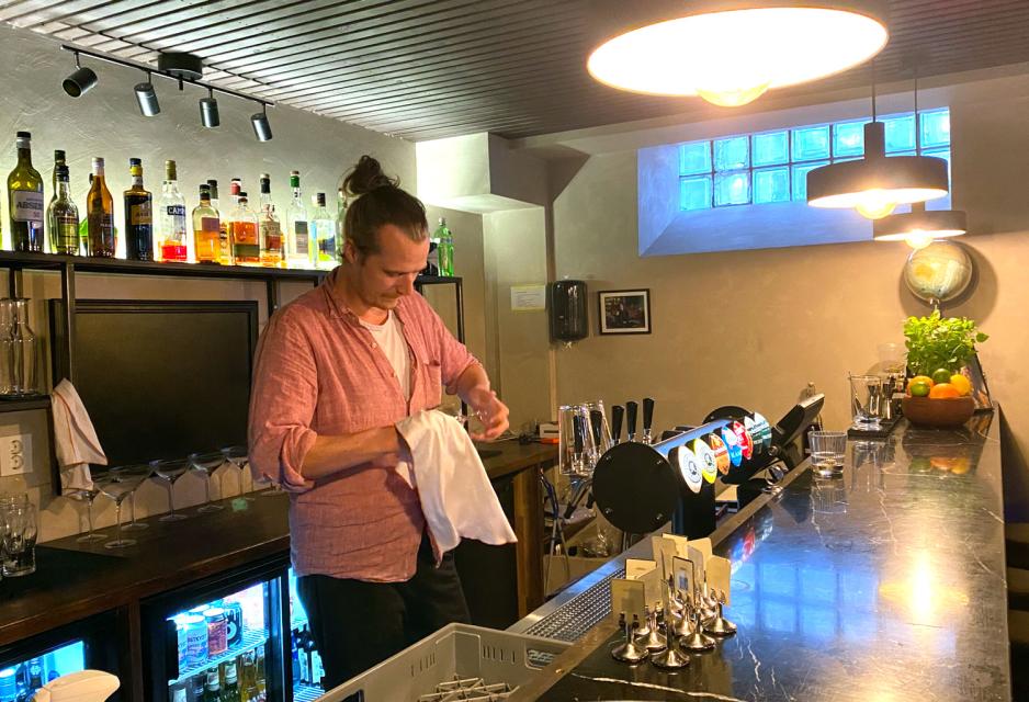 Student Stian Trulsvik Engenes (30) p&aring; jobb som bartender i Oslo. 