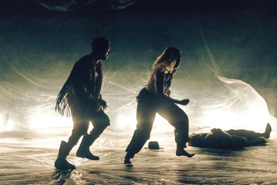 Mann og dame l&oslash;per i skuespill.