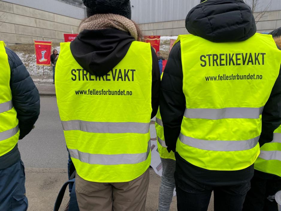 to rygger med refleksvester der det st&aring;r "streikevakt"
