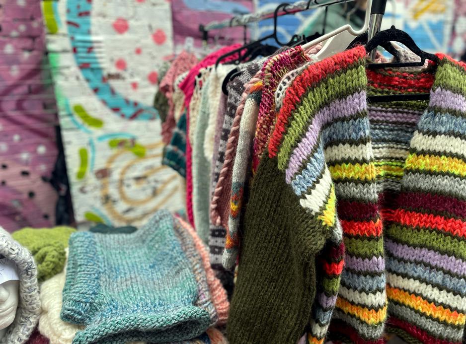 Bildet viser fargerike strikkede tr&oslash;yer p&aring; et stativ i Ingensgate.