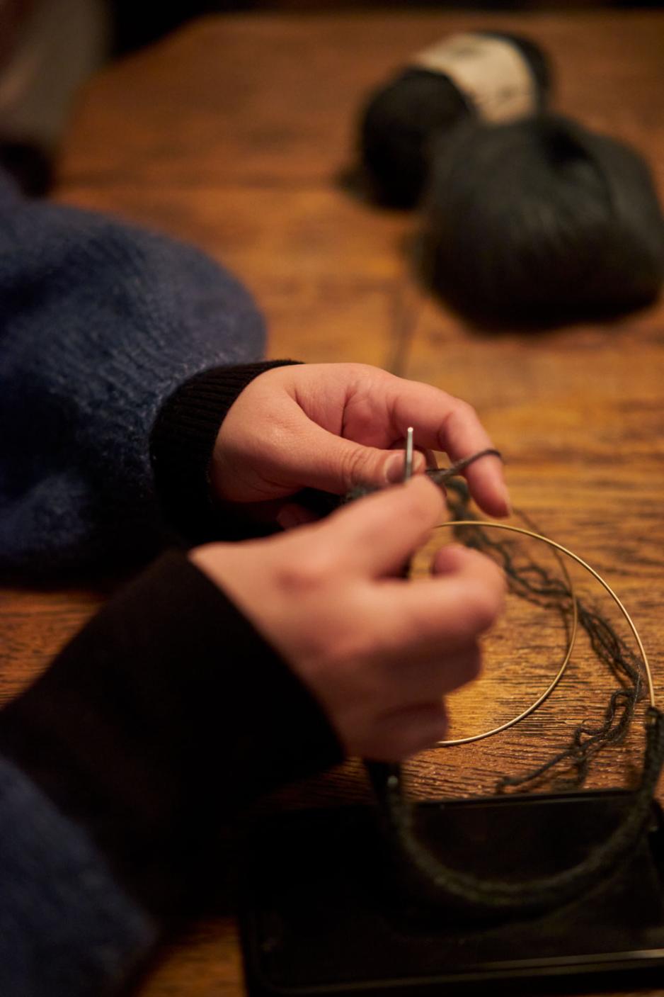 Ninaz Kodabandeh strikker p&aring; et nytt strikkeprosjekt. 