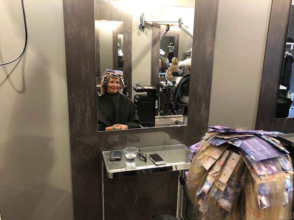 Bilde av kvinne i fris&oslash;rstol med foliestriper i h&aring;ret