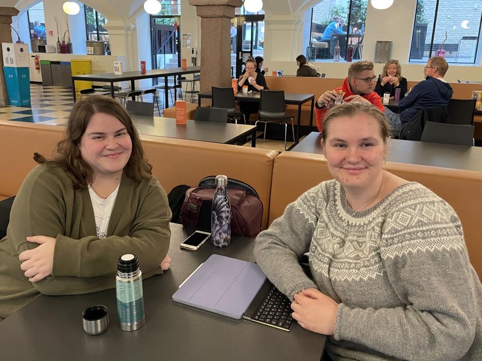 studenter i kantina p&aring; p 52