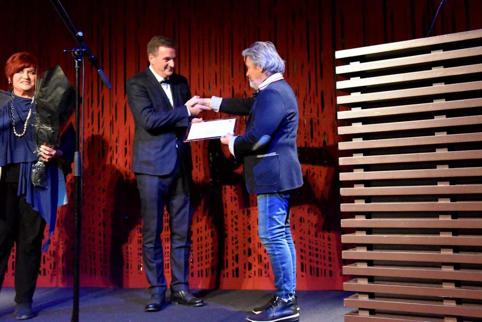 Sukrija Meholjic mottar pris p&aring; scenen