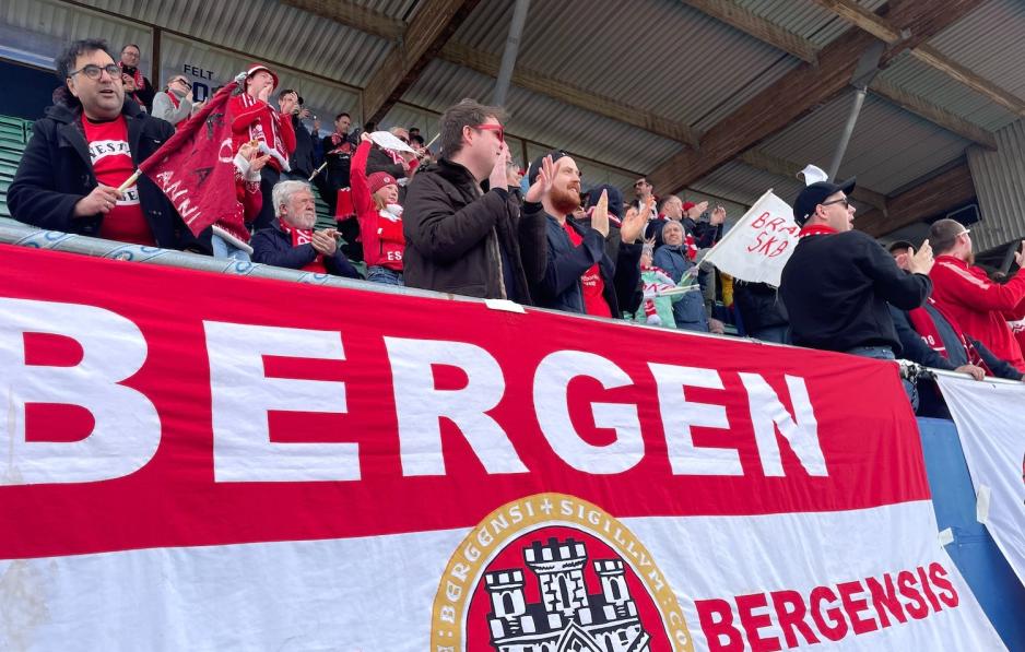 Flere Brannsupportere st&aring;r p&aring; tribunen.