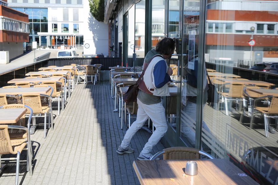 Svein m&oslash;ter lukkede d&oslash;rer