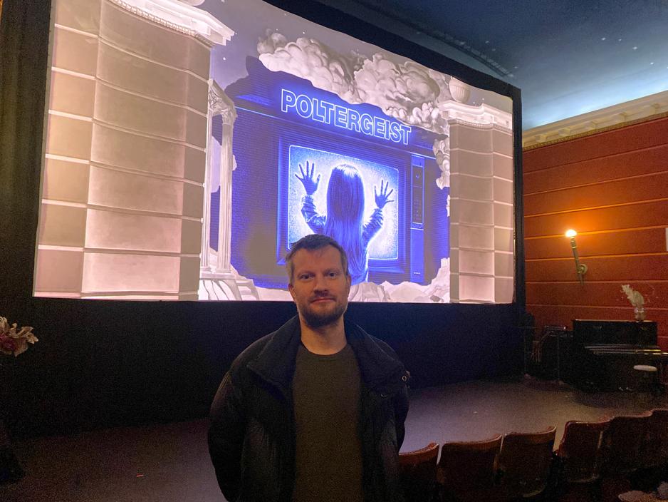 En mann ser p&aring; kamera