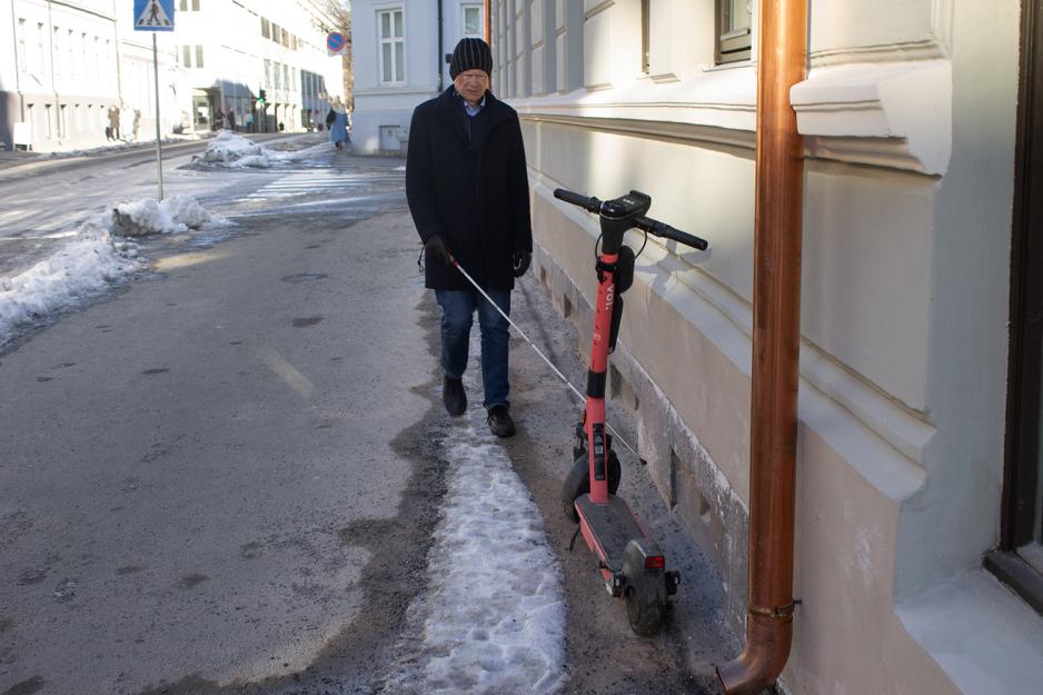 Bilde av Sverre som g&aring;r p&aring; en voi