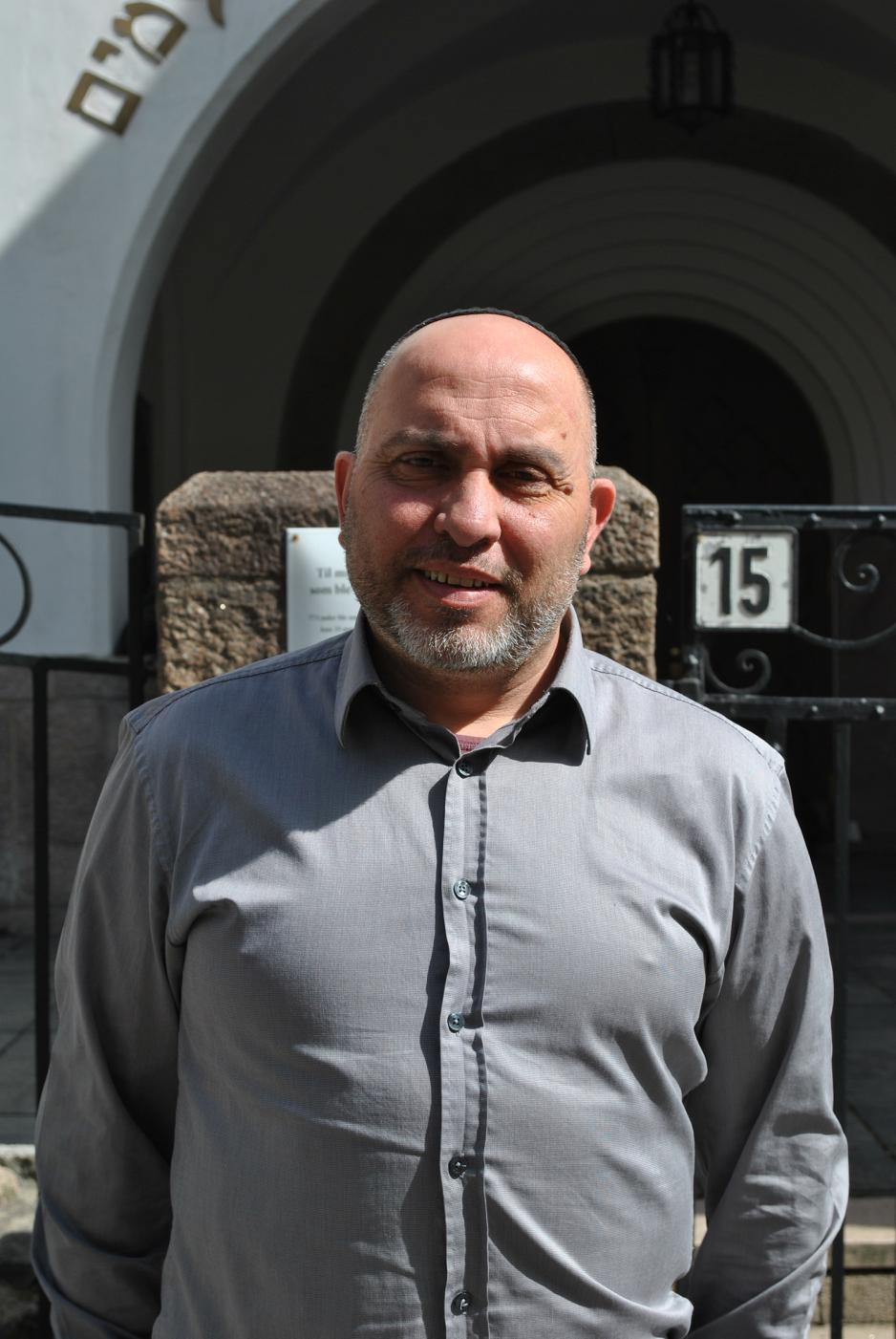 Ronen Bahar, styreleder ved det mosaiske trossamfunn i Oslo, utenfor synagogen i Oslo