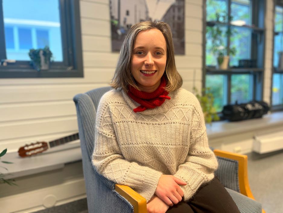 Syn&oslash;ve Halstensg&aring;rd sitter i en lenestol p&aring; n&aelig;rmilj&oslash;huset i Homansbyen. 