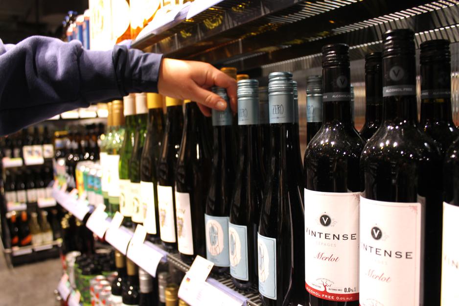  kvinne tar p&aring; alkohol