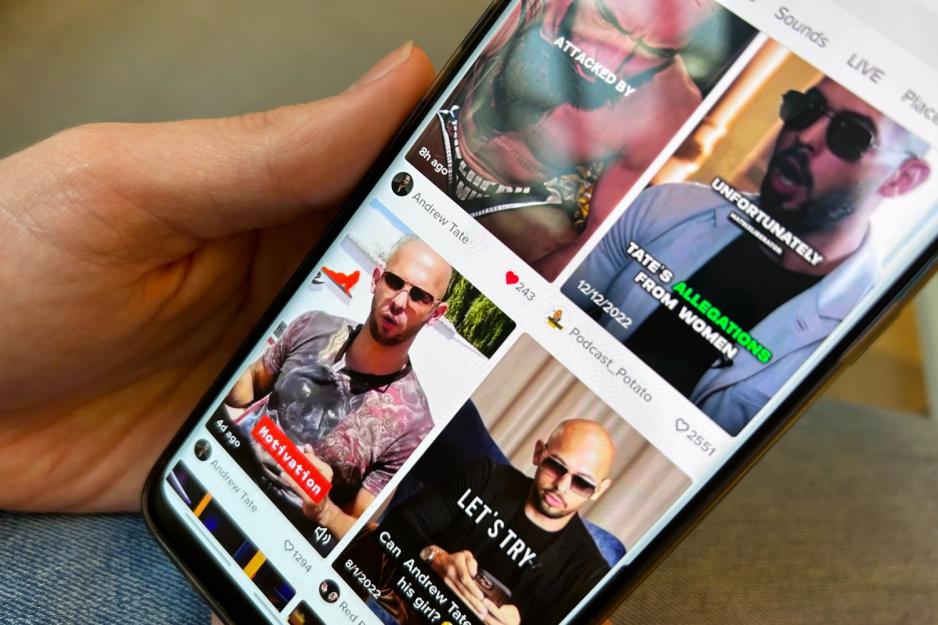 Illustrasjonsfoto av en gutt som viser tiktok p&aring; mobilen med innhold av Andrew Tate.