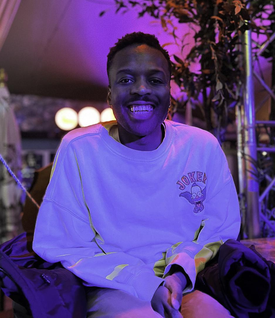 mann i en bar med bl&aring; lys