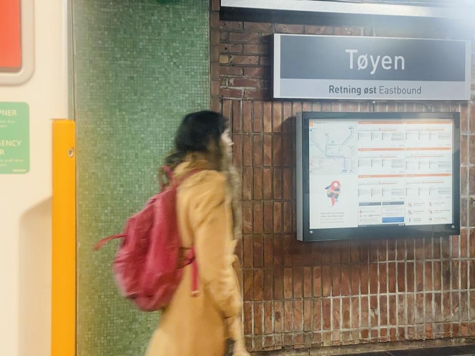Dame g&aring;r av T-banen ved T&oslash;yen stasjon