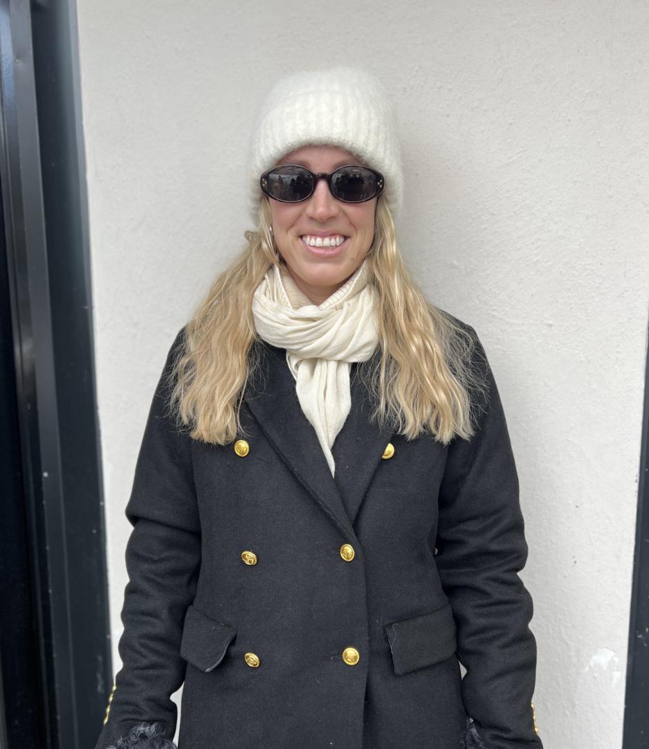 Helene Krogh svart k&aring;pe hvit lue