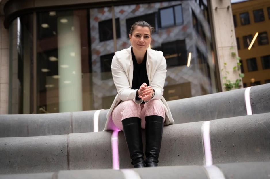 Tekna president Elisabet Haugsb&oslash; p&aring; en trapp