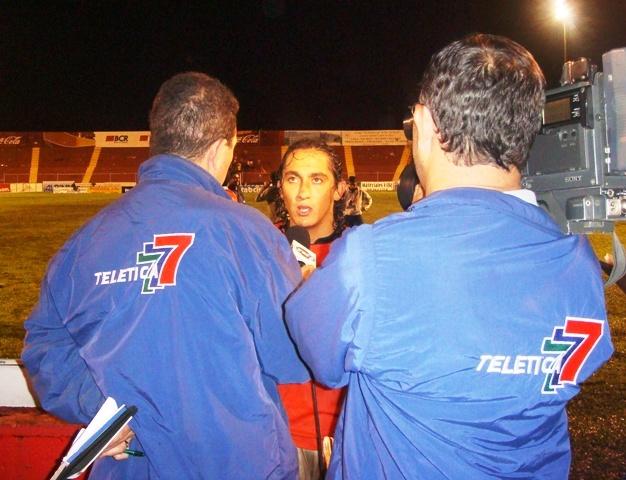 To journalister fra det costaricanske medieselskapet Teletica som intervjuer en idrettsut&oslash;ver