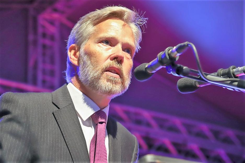 Terje B. Englund snakker i en mikrofon. 