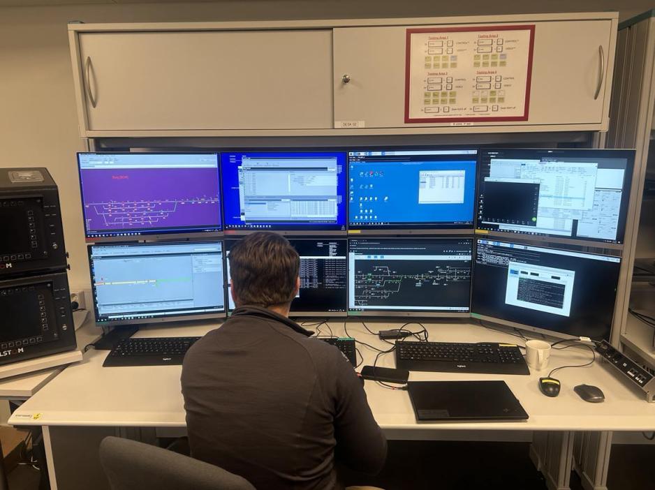 En arbeider leser av testresultater p&aring; Bane NOR