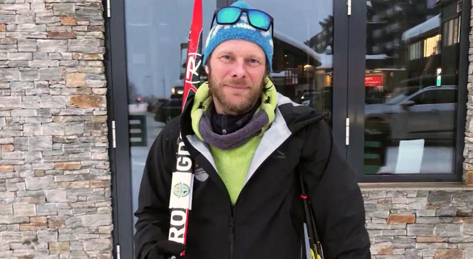 Tor H&aring;vard Kolbu med ski p&aring; skuldrene utenfor Beitost&oslash;len Aktiv & Skiskole