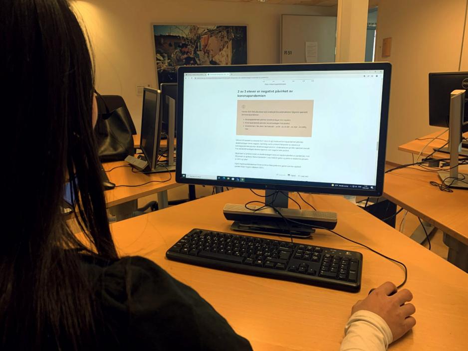 Jente ser p&aring; rapporten fra Udir.no