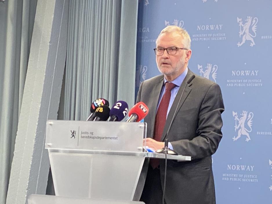 PST-sjef Hans Sverre Sj&oslash;vold st&aring;r if&oslash;rt dress og ser utover pressekonferansen. 