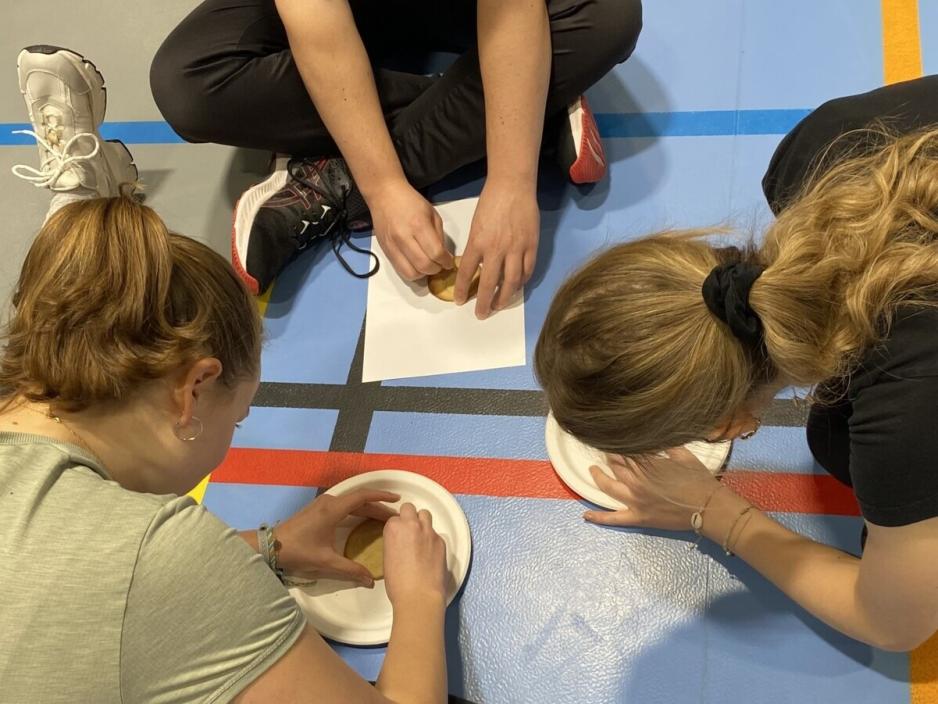 tre ungdommer p&aring; gulvet som skaper i kjeks.