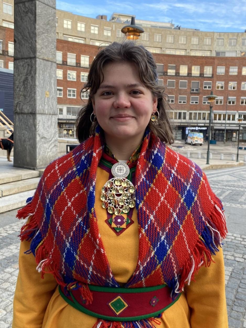 Jente i kofte foran R&aring;dhuset