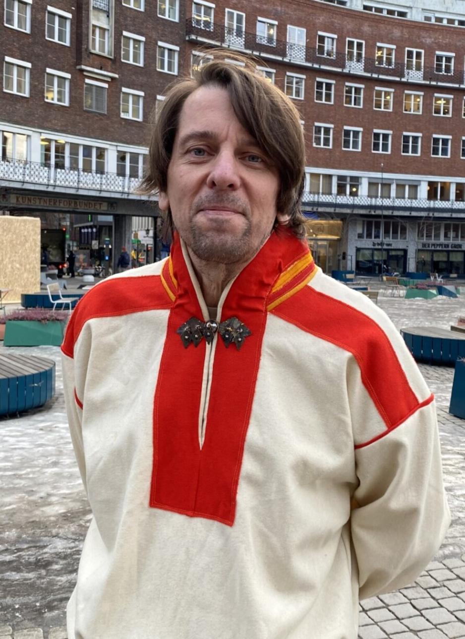 Mann i samekofte utenfor r&aring;dhuset