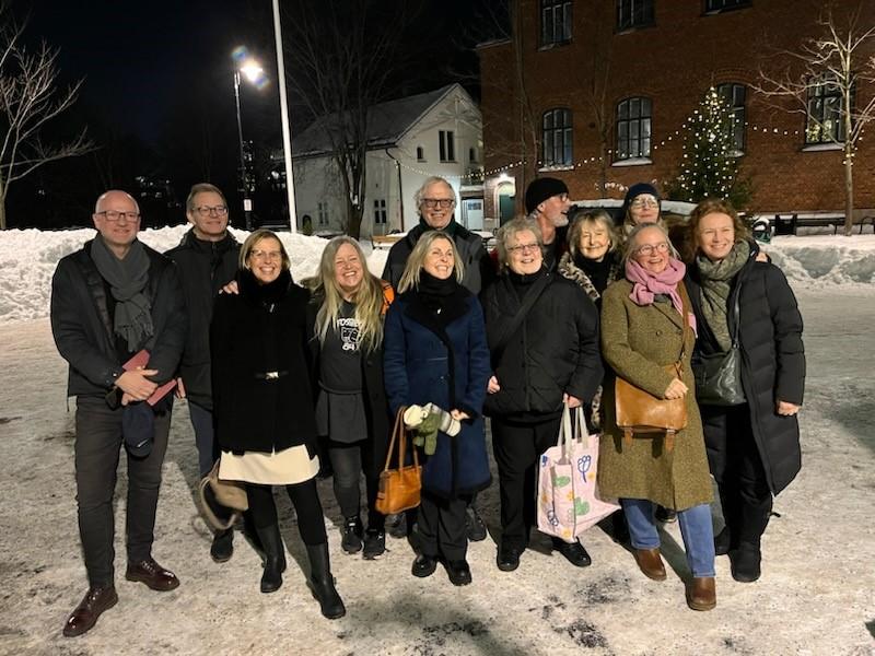 Gjengen fra 1984-revyen samlet foran Foss videreg&aring;ende skole etter &aring;rets forestilling