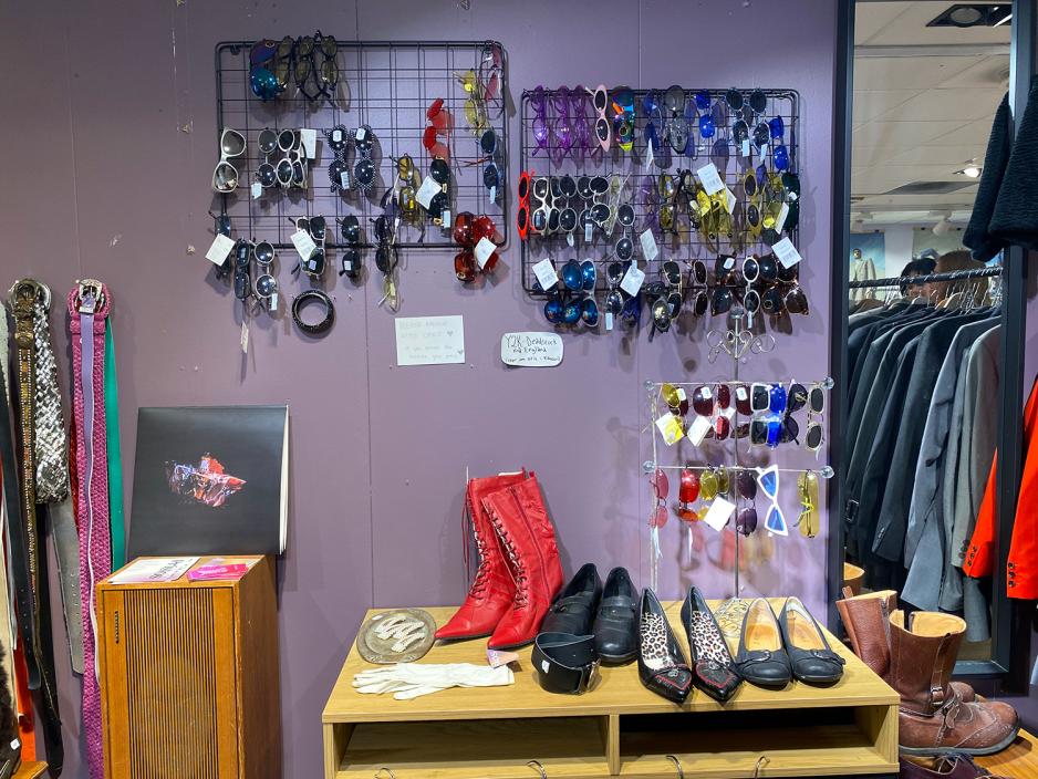 Sko og solbriller p&aring; bruktbutikken prisl&oslash;s