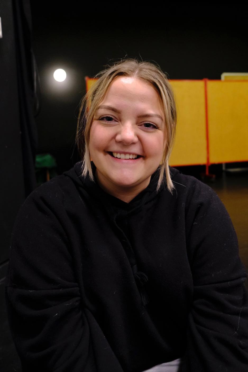 Skuespiller Tina Bj&oslash;rnelykke sitter og smiler til kamera