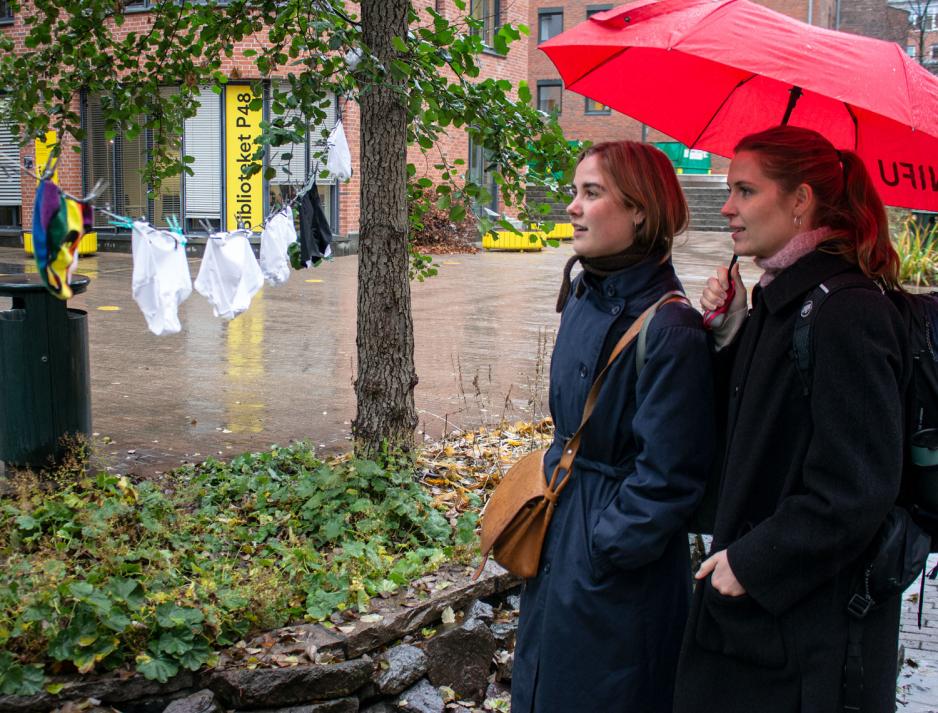 to jenter under en r&oslash;d paraply